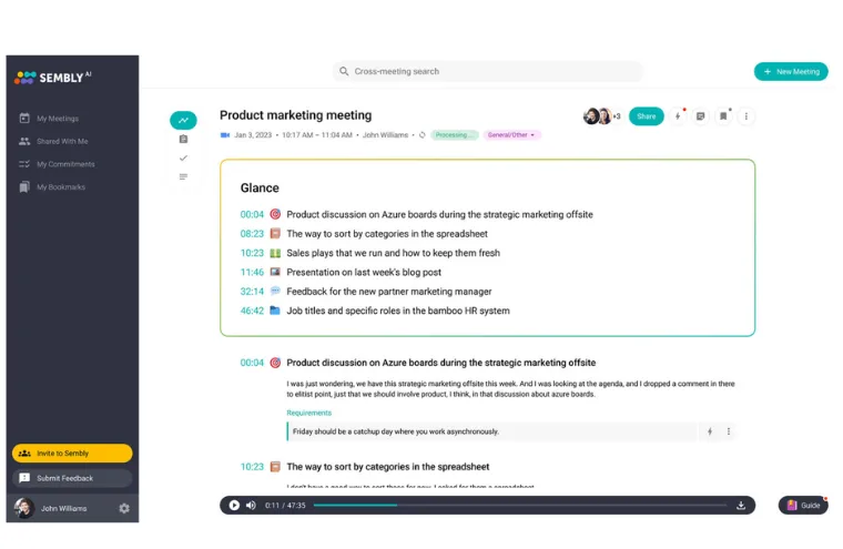 Captura do Sembly, com o resumo de uma reunião de marketing de produto em tópicos com horário e a transcrição abaixo