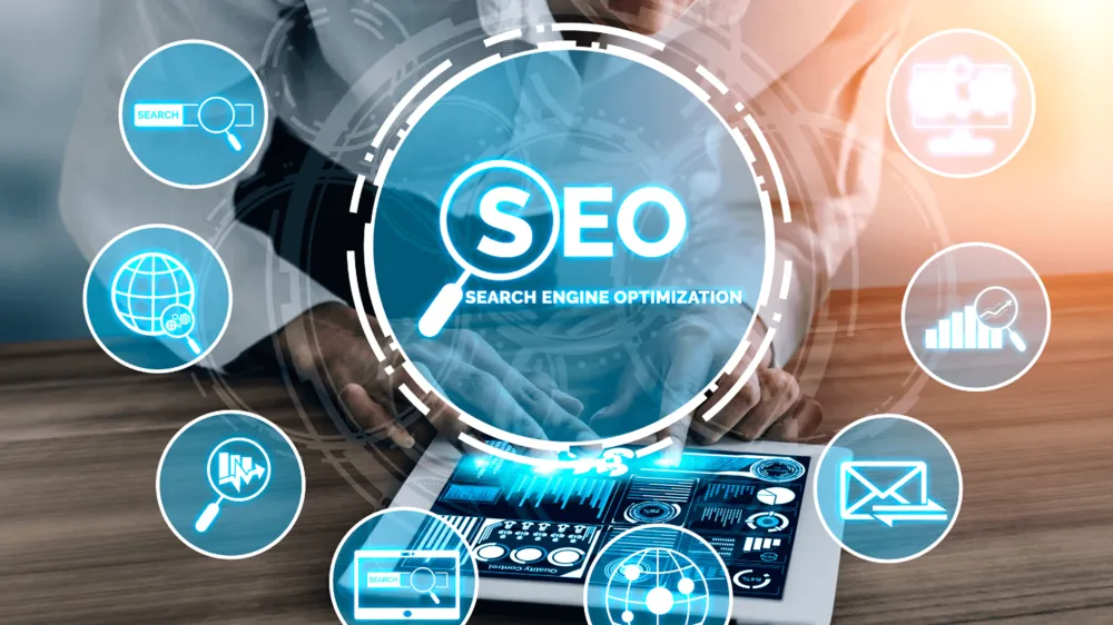 Ilustração com o texto SEO (Search Engine Optimization) cercado por ícones de busca e análise, sobre um tablet