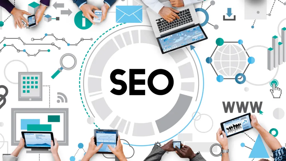 Palavra SEO ao centro, cercada de mãos usando dispositivos com gráficos e ícones de dados
