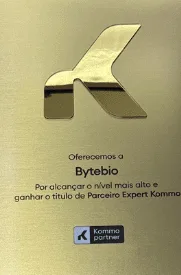 Placa dourada da Kommo para a Bytebio, pelo título de Parceiro Expert Kommo