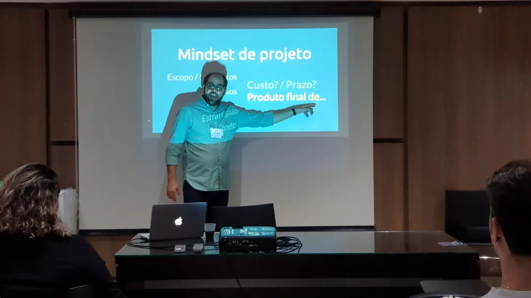 Saúl (Bytebio), dando una presentación